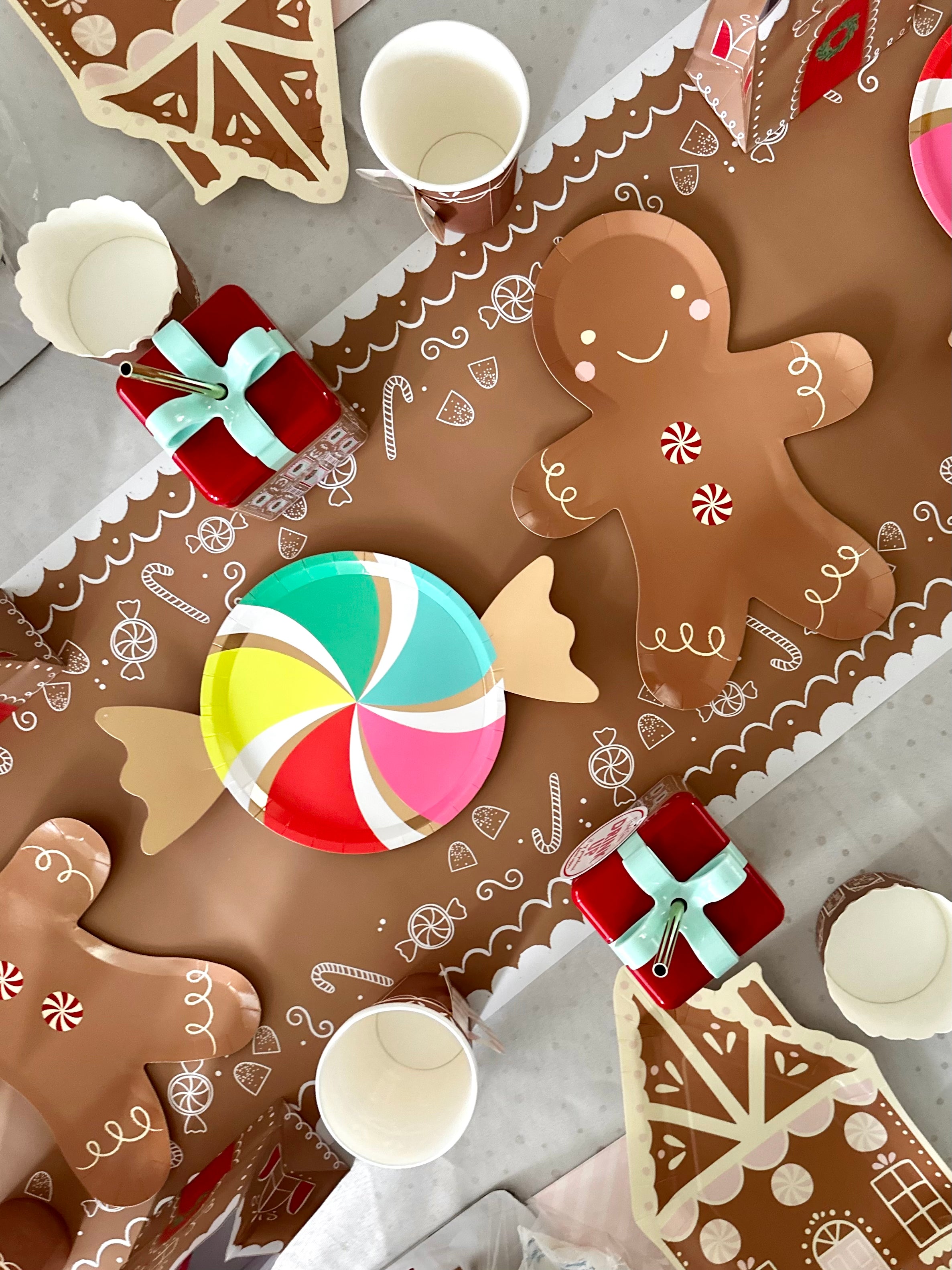 PRESALE: GBD1040 - GINGERBREAD MAN SHAPED PAPER PLATE