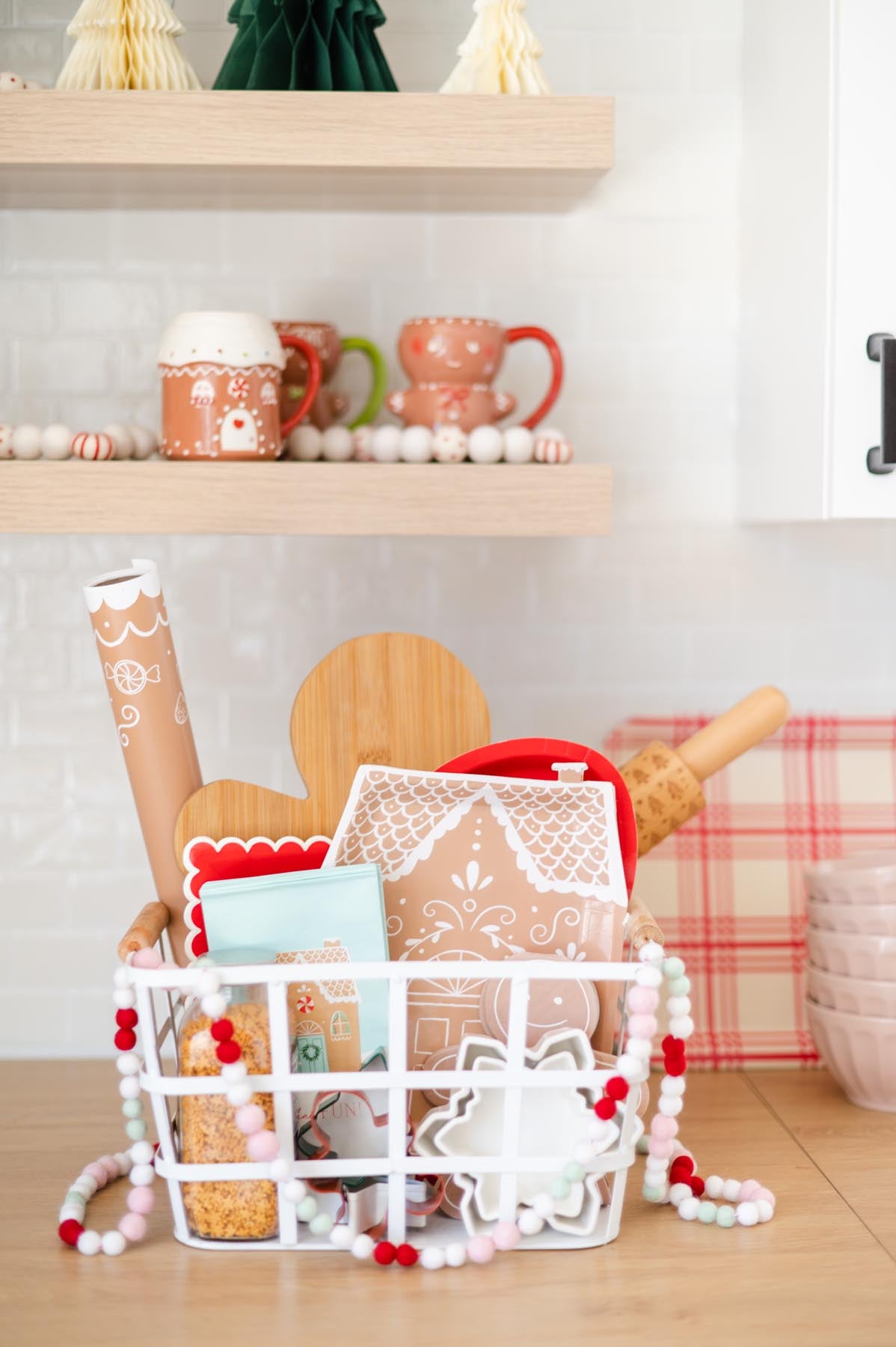 GINGERBREAD SCALLOPED GUEST NAPKIN - Occasions by Shakira Collaboration