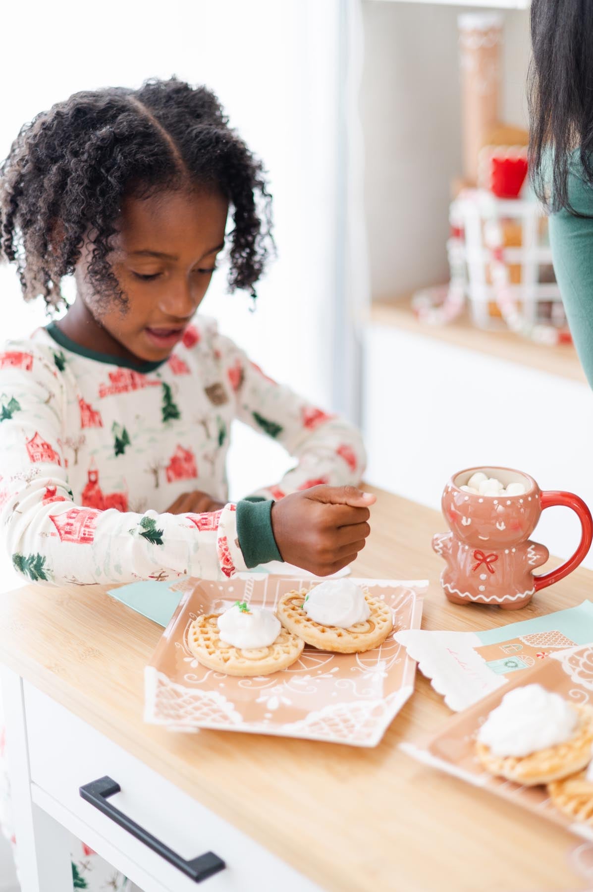 GINGERBREAD SCALLOPED GUEST NAPKIN - Occasions by Shakira Collaboration