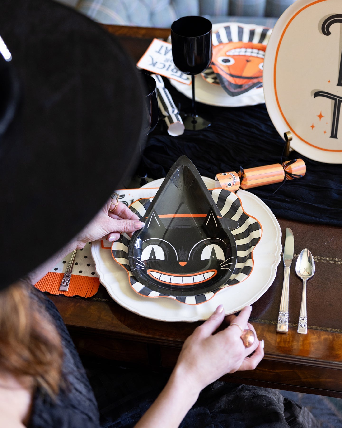 VINTAGE HALLOWEEN CHARACTER PAPER PLATE SET