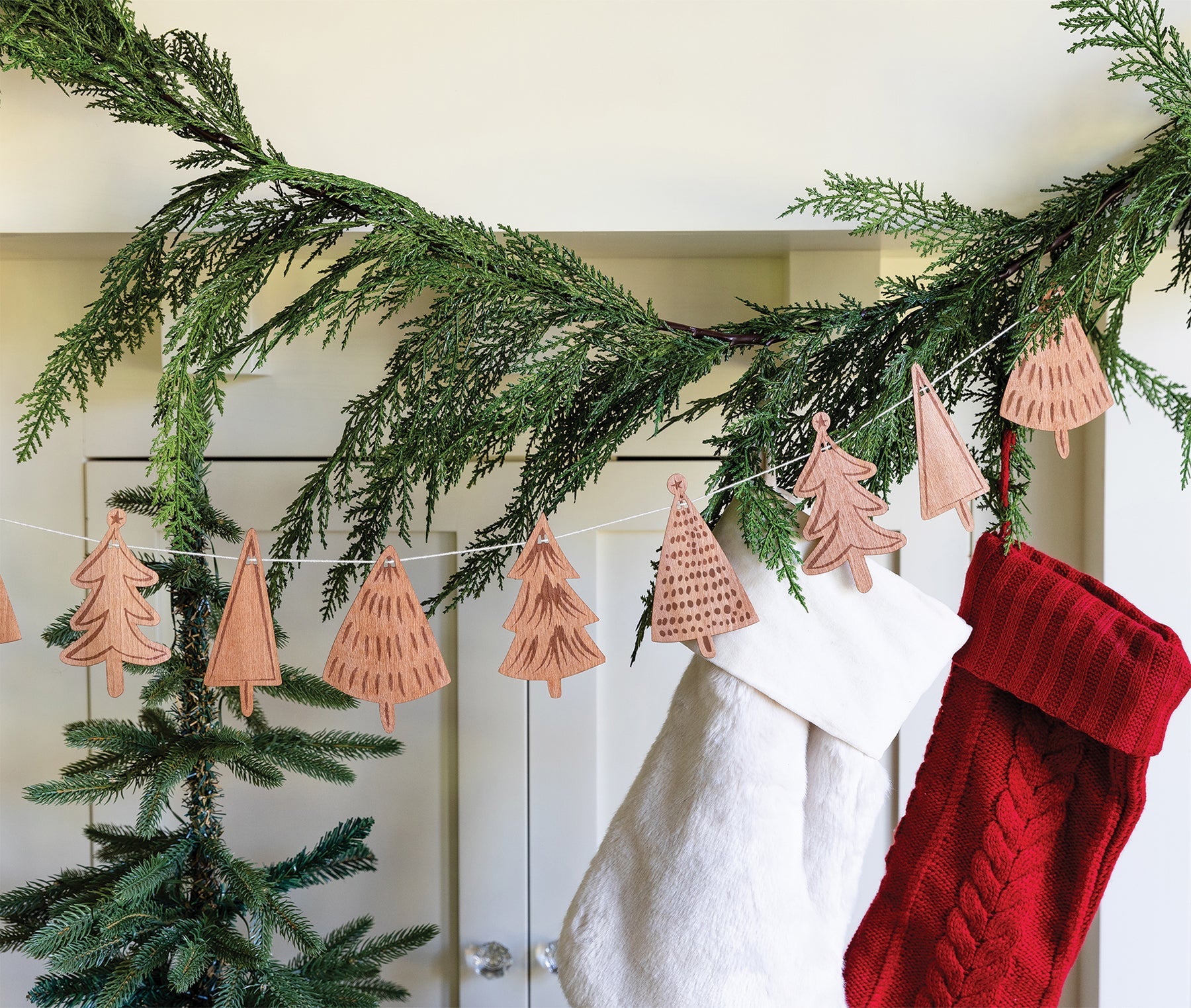 COZY LODGE TREE BANNER