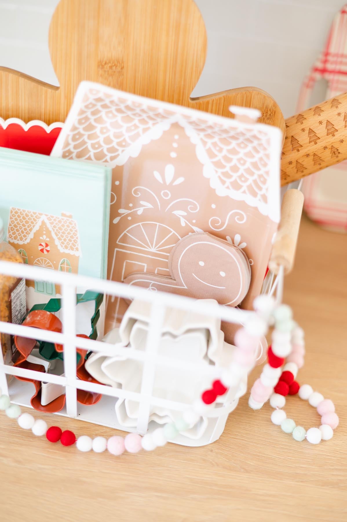 GINGERBREAD SCALLOPED GUEST NAPKIN - Occasions by Shakira Collaboration